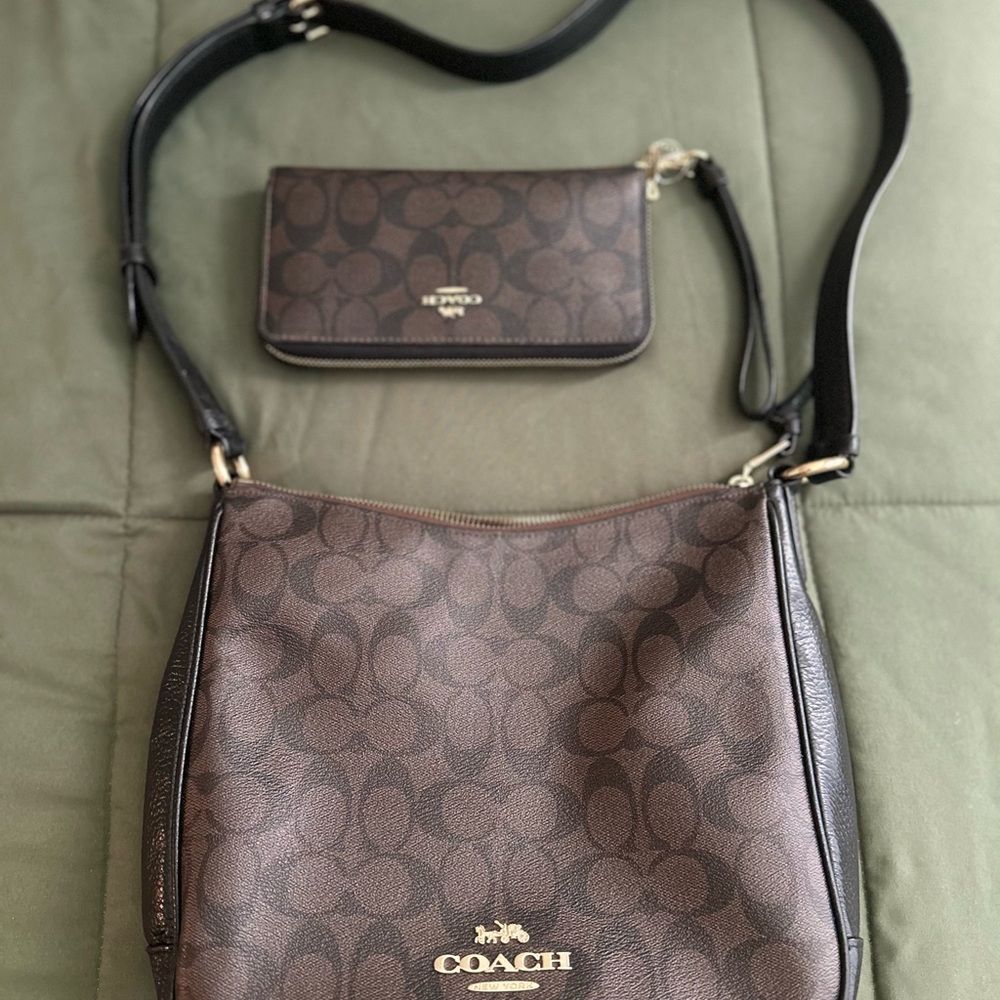 LIKE NEW COACH ELLIE FILE BAG IN SIGNATURE CANVAS with Wallet - Picture 3 of 7